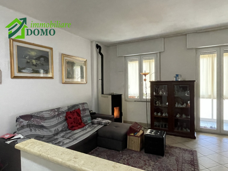 Schio: comodo a tutti i servizi, appartamento Bicamere, al piano terzo e ultimo su contesto di 6 ...