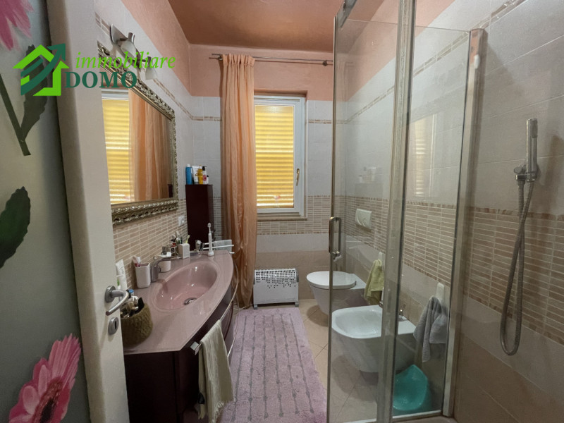 Schio: comodo a tutti i servizi, appartamento Bicamere, al piano terzo e ultimo su contesto di 6 ...