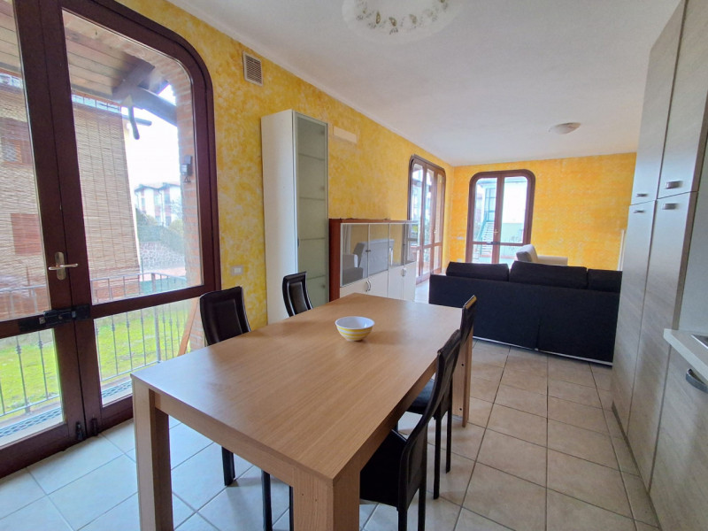 SAN PIETRO VIMINARIO: l'abitazione si distingue per la sua luminosità grazie alle grandi finestre...