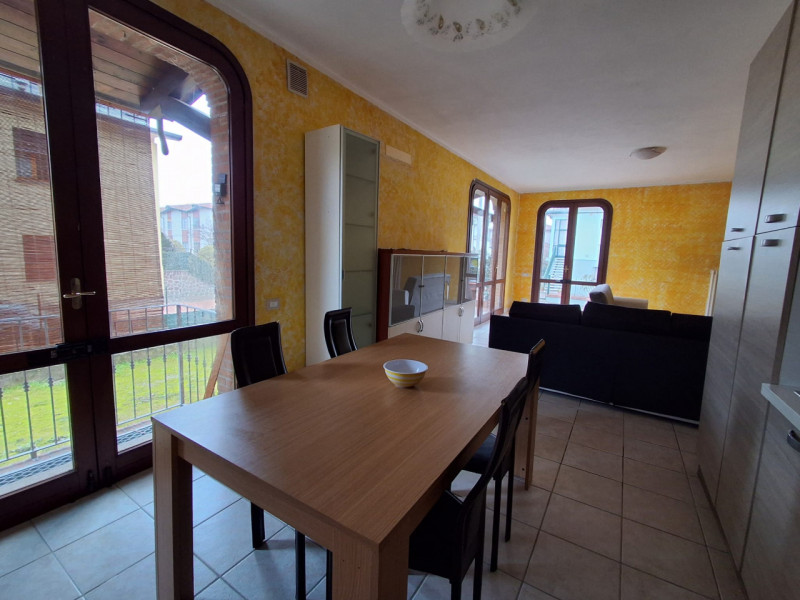 SAN PIETRO VIMINARIO: l'abitazione si distingue per la sua luminosità grazie alle grandi finestre...