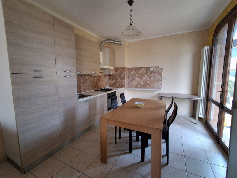 SAN PIETRO VIMINARIO: l'abitazione si distingue per la sua luminosità grazie alle grandi finestre...