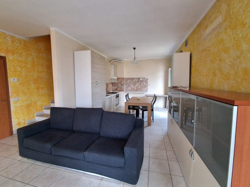 SAN PIETRO VIMINARIO: l'abitazione si distingue per la sua luminosità grazie alle grandi finestre...