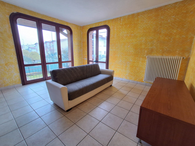 SAN PIETRO VIMINARIO: l'abitazione si distingue per la sua luminosità grazie alle grandi finestre...