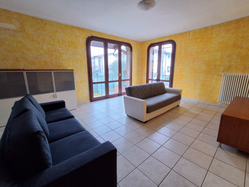 SAN PIETRO VIMINARIO: l'abitazione si distingue per la sua luminosità grazie alle grandi finestre...