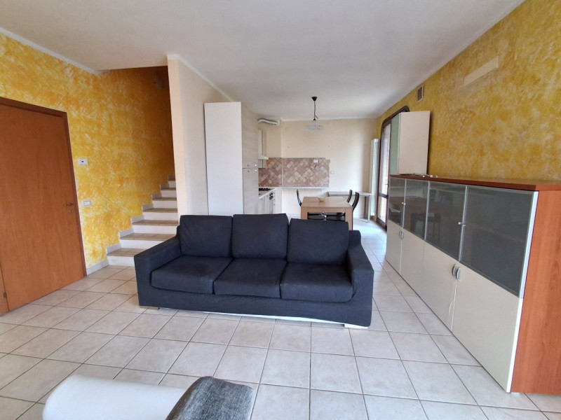 SAN PIETRO VIMINARIO: l'abitazione si distingue per la sua luminosità grazie alle grandi finestre...