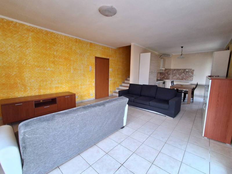 SAN PIETRO VIMINARIO: l'abitazione si distingue per la sua luminosità grazie alle grandi finestre...