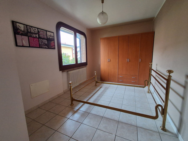 SAN PIETRO VIMINARIO: l'abitazione si distingue per la sua luminosità grazie alle grandi finestre...