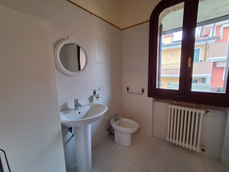 SAN PIETRO VIMINARIO: l'abitazione si distingue per la sua luminosità grazie alle grandi finestre...