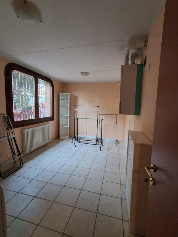 SAN PIETRO VIMINARIO: l'abitazione si distingue per la sua luminosità grazie alle grandi finestre...