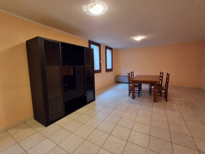 SAN PIETRO VIMINARIO: l'abitazione si distingue per la sua luminosità grazie alle grandi finestre...