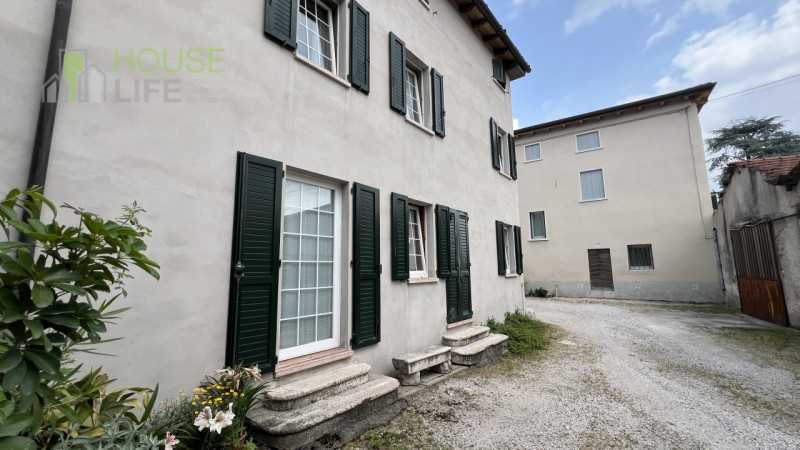 Zanè – In zona comoda al centro, CASA SINGOLA AFFIANCATA composta da soggiorno, cucina, camera ma...