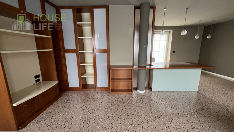 Zanè – In zona comoda al centro, CASA SINGOLA AFFIANCATA composta da soggiorno, cucina, camera ma...