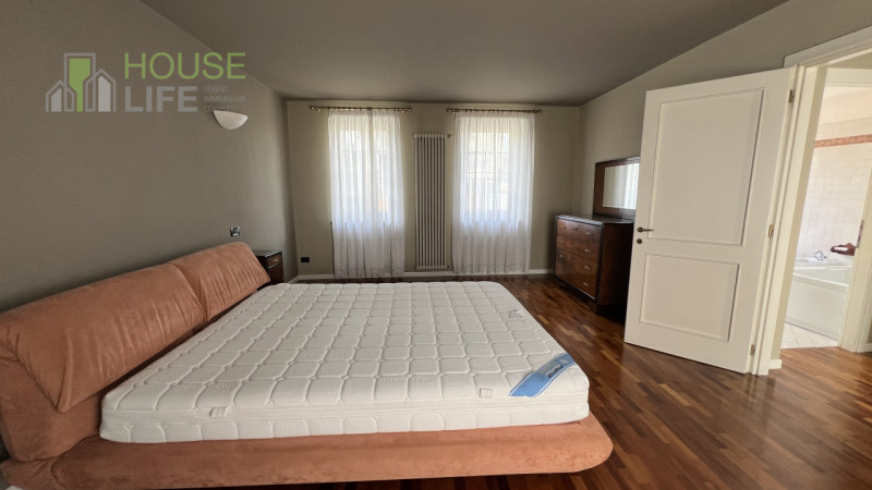 Zanè – In zona comoda al centro, CASA SINGOLA AFFIANCATA composta da soggiorno, cucina, camera ma...