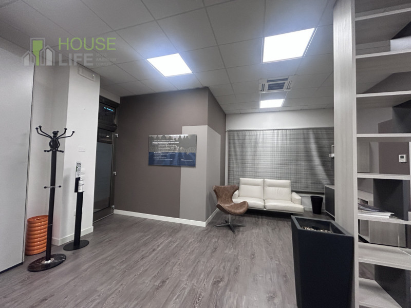 ZANE' - ZONA DIREZIONALE - COMMERCIALE DI PREGIO: Locale direzionale di mq 130 circa situato al p...