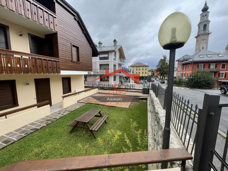 Nel pieno centro di Asiago, proponiamo in locazione turistica annuale, appartamento trilocale di ...