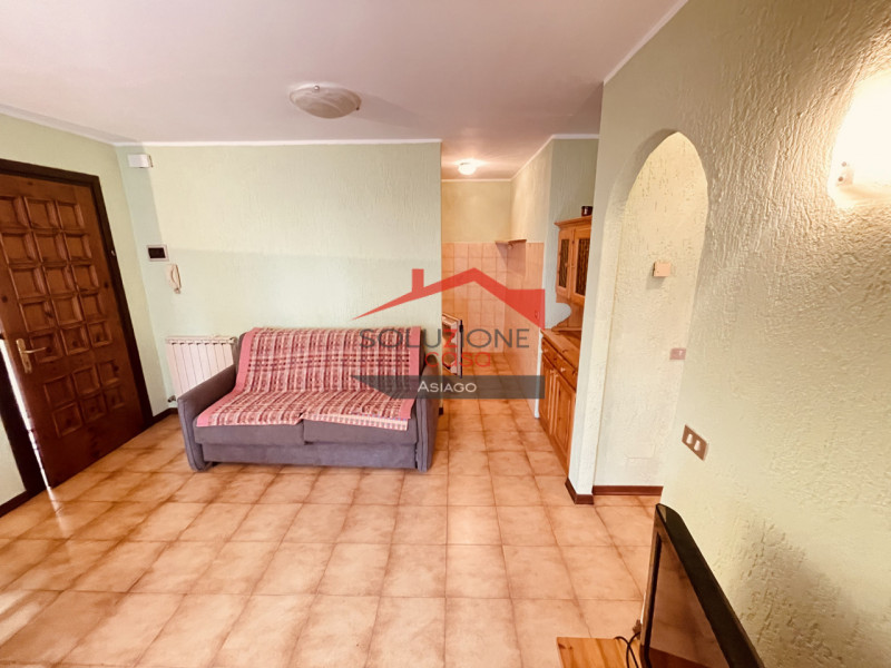 Nel pieno centro di Asiago, proponiamo in locazione turistica annuale, appartamento trilocale di ...