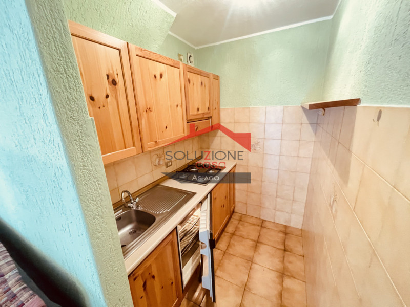 Nel pieno centro di Asiago, proponiamo in locazione turistica annuale, appartamento trilocale di ...