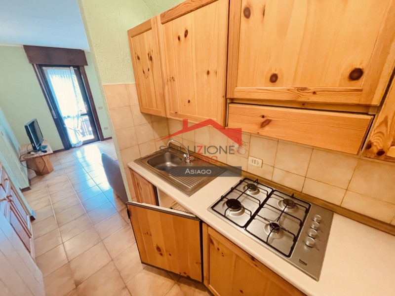 Nel pieno centro di Asiago, proponiamo in locazione turistica annuale, appartamento trilocale di ...