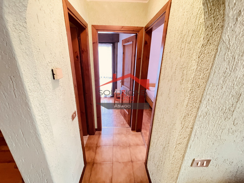 Nel pieno centro di Asiago, proponiamo in locazione turistica annuale, appartamento trilocale di ...