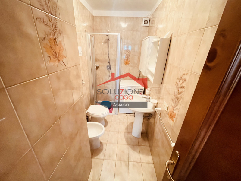 Nel pieno centro di Asiago, proponiamo in locazione turistica annuale, appartamento trilocale di ...