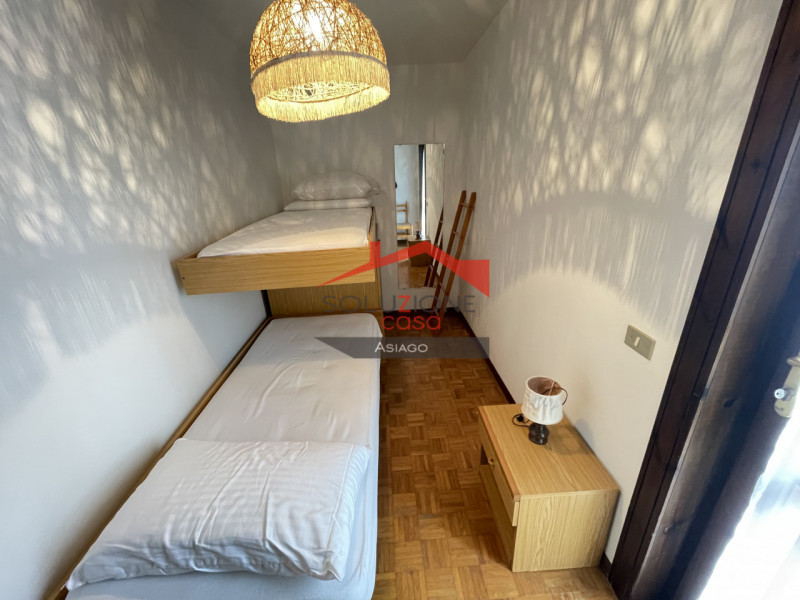 Nel pieno centro di Asiago, proponiamo in locazione turistica annuale, appartamento trilocale di ...