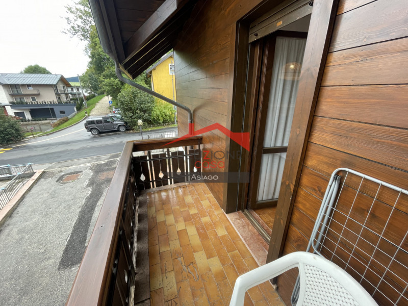 Nel pieno centro di Asiago, proponiamo in locazione turistica annuale, appartamento trilocale di ...