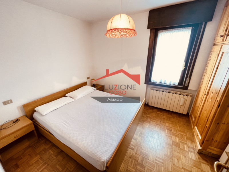 Nel pieno centro di Asiago, proponiamo in locazione turistica annuale, appartamento trilocale di ...