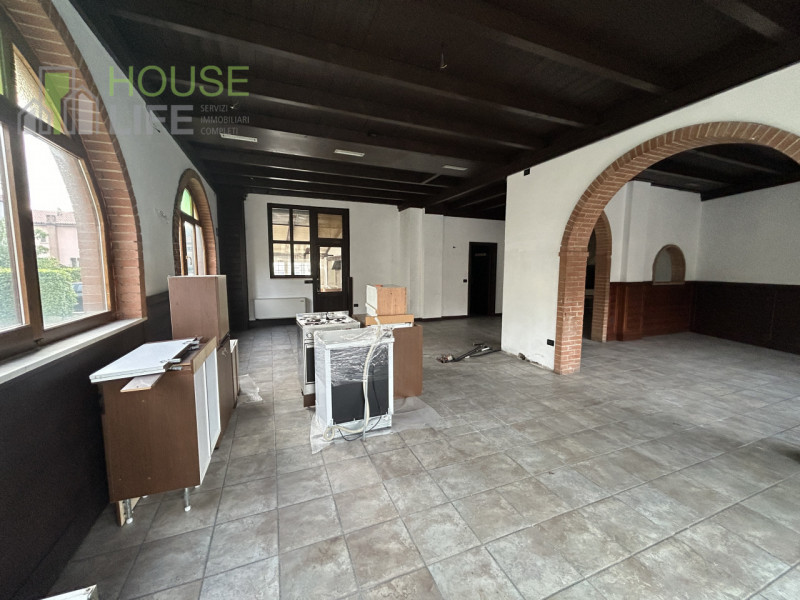 TORREBELVICINO: APPARTAMENTO BICAMERE attualmente locato al primo piano con grande locale commerc...