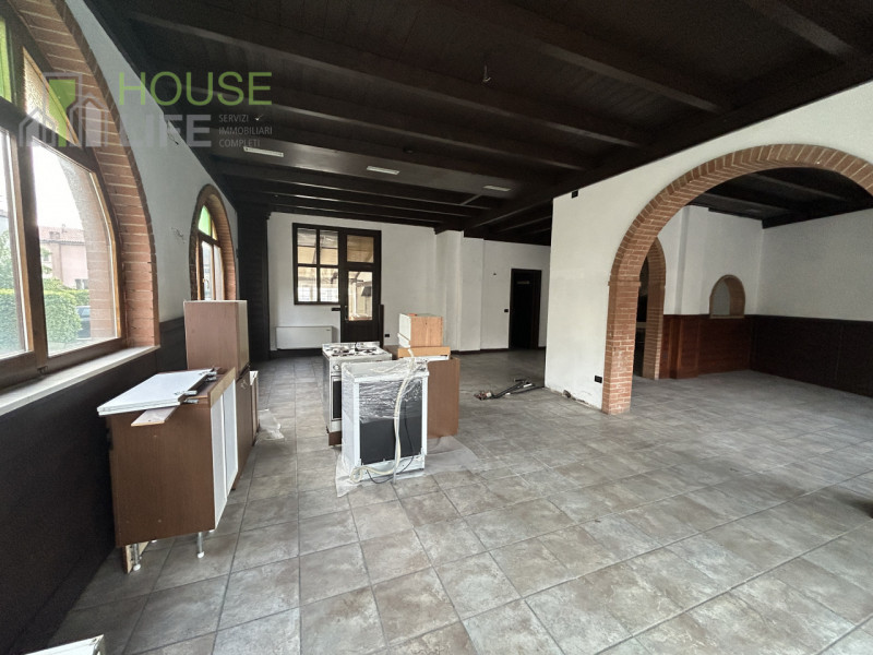 TORREBELVICINO: APPARTAMENTO BICAMERE attualmente locato al primo piano con grande locale commerc...