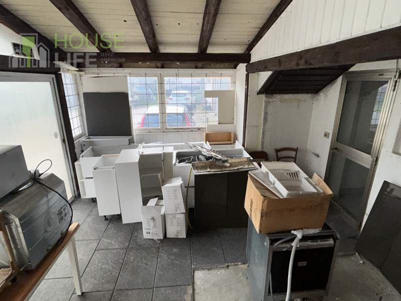 TORREBELVICINO: APPARTAMENTO BICAMERE attualmente locato al primo piano con grande locale commerc...