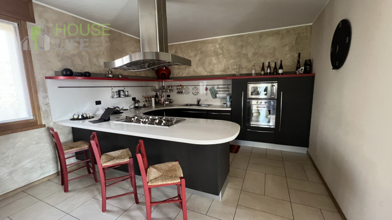 VERONA-MINERBE: Z.I. Capannone artigianale di 3.830 mq, suddivisa in un piano terra di 2.200 mq e...