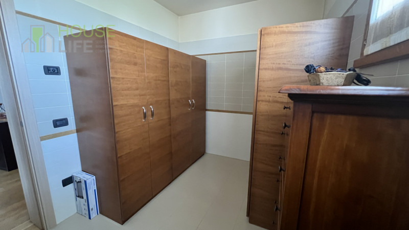 VERONA-MINERBE: Z.I. Capannone artigianale di 3.830 mq, suddivisa in un piano terra di 2.200 mq e...