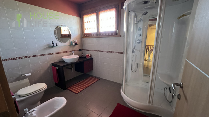 VERONA-MINERBE: Z.I. Capannone artigianale di 3.830 mq, suddivisa in un piano terra di 2.200 mq e...