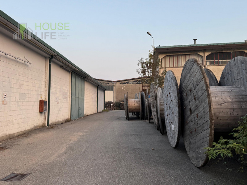 ARCISATE - VARESE: CAPANNONE INDUSTRIALE DI 5.000 MQ con area esterna di circa 2.000 mq e palazzi...