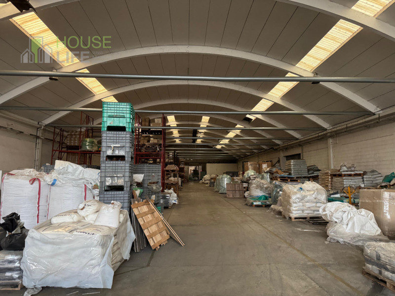 ARCISATE - VARESE: CAPANNONE INDUSTRIALE DI 5.000 MQ con area esterna di circa 2.000 mq e palazzi...