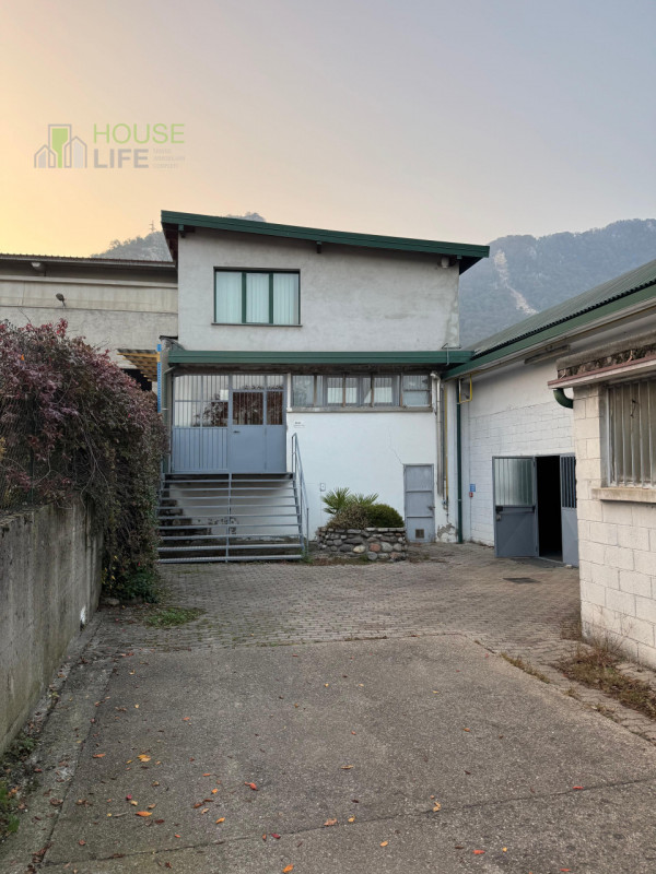 ARCISATE - VARESE: CAPANNONE INDUSTRIALE DI 5.000 MQ con area esterna di circa 2.000 mq e palazzi...