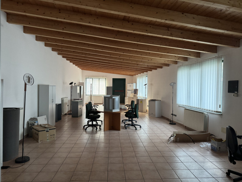 ARCISATE - VARESE: CAPANNONE INDUSTRIALE DI 5.000 MQ con area esterna di circa 2.000 mq e palazzi...