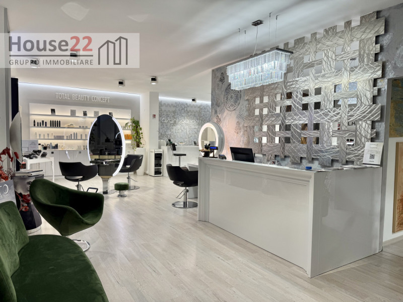 LAGO DI GARDA (BRESCIA). In zona di forte passaggio proponiamo in vendita ATTIVITA' COMMERCIALE a...