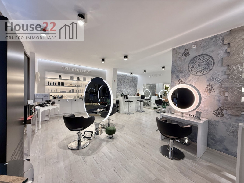 LAGO DI GARDA (BRESCIA). In zona di forte passaggio proponiamo in vendita ATTIVITA' COMMERCIALE a...