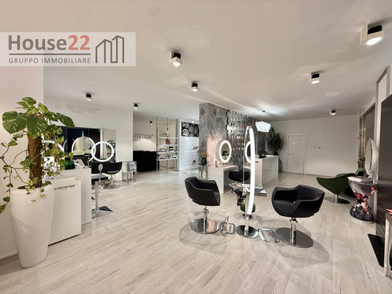 LAGO DI GARDA (BRESCIA). In zona di forte passaggio proponiamo in vendita ATTIVITA' COMMERCIALE a...