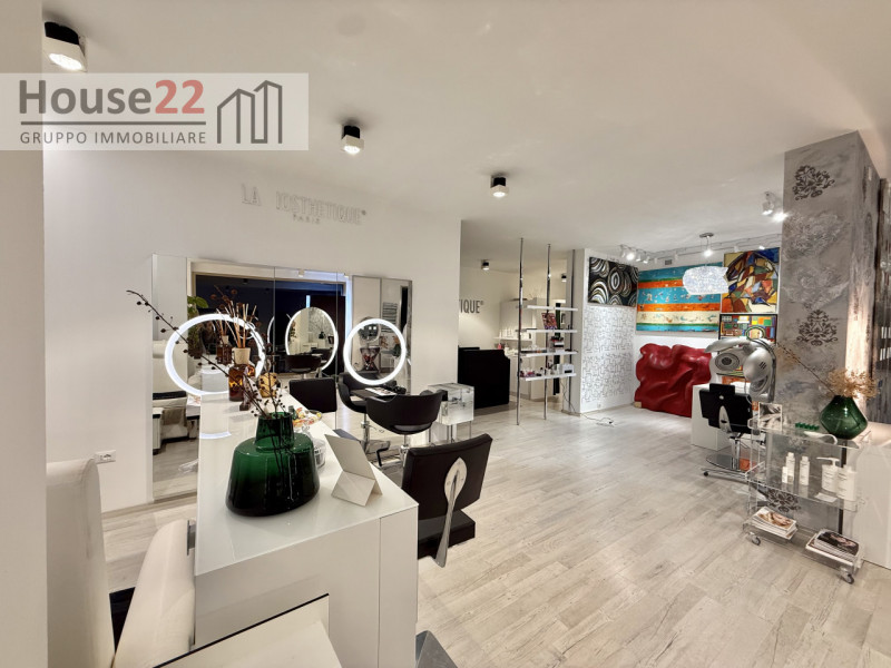 LAGO DI GARDA (BRESCIA). In zona di forte passaggio proponiamo in vendita ATTIVITA' COMMERCIALE a...