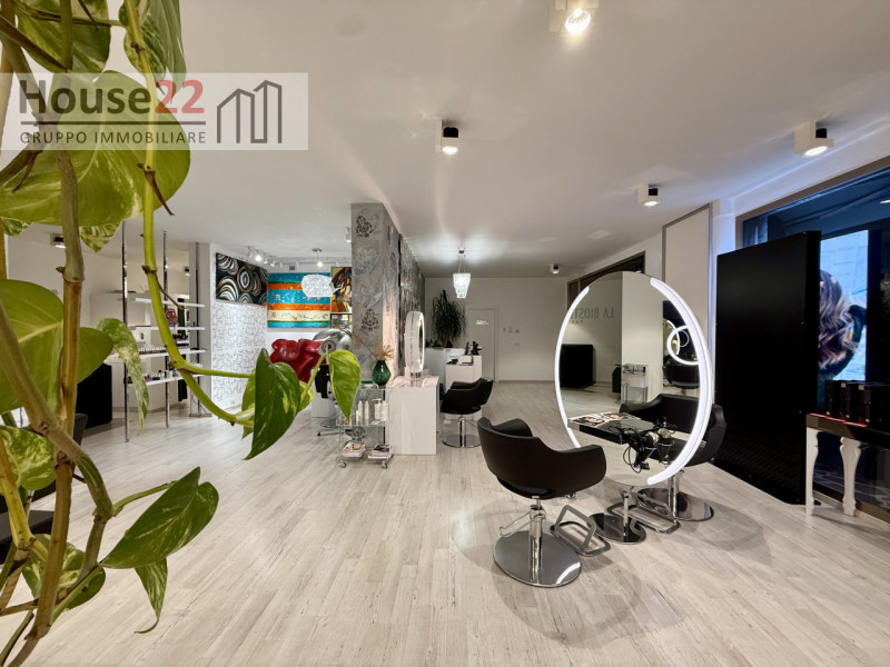 LAGO DI GARDA (BRESCIA). In zona di forte passaggio proponiamo in vendita ATTIVITA' COMMERCIALE a...