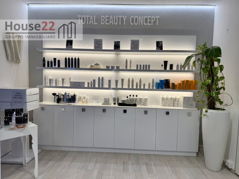 LAGO DI GARDA (BRESCIA). In zona di forte passaggio proponiamo in vendita ATTIVITA' COMMERCIALE a...