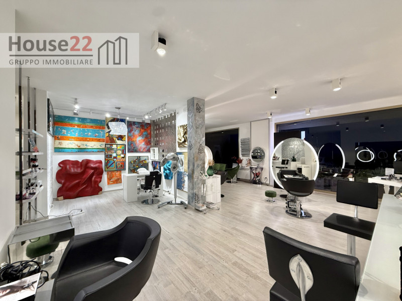 LAGO DI GARDA (BRESCIA). In zona di forte passaggio proponiamo in vendita ATTIVITA' COMMERCIALE a...