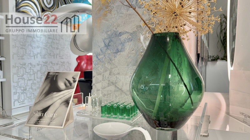 LAGO DI GARDA (BRESCIA). In zona di forte passaggio proponiamo in vendita ATTIVITA' COMMERCIALE a...