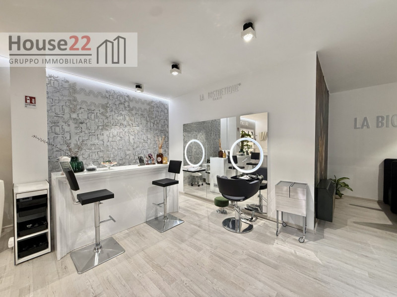 LAGO DI GARDA (BRESCIA). In zona di forte passaggio proponiamo in vendita ATTIVITA' COMMERCIALE a...