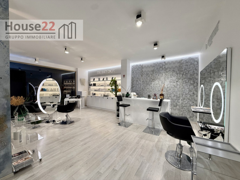 LAGO DI GARDA (BRESCIA). In zona di forte passaggio proponiamo in vendita ATTIVITA' COMMERCIALE a...