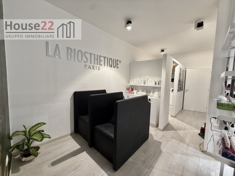 LAGO DI GARDA (BRESCIA). In zona di forte passaggio proponiamo in vendita ATTIVITA' COMMERCIALE a...