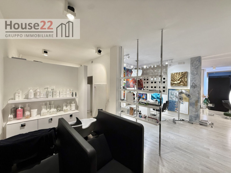 LAGO DI GARDA (BRESCIA). In zona di forte passaggio proponiamo in vendita ATTIVITA' COMMERCIALE a...