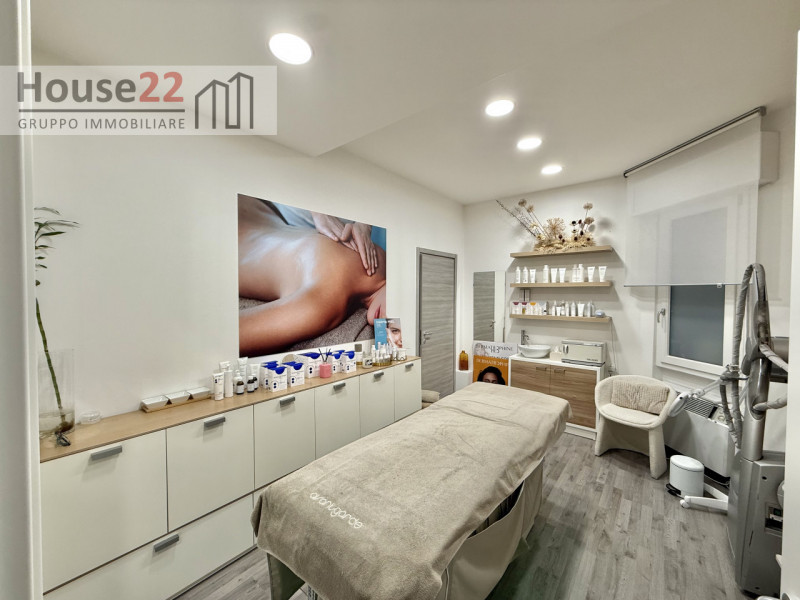 LAGO DI GARDA (BRESCIA). In zona di forte passaggio proponiamo in vendita ATTIVITA' COMMERCIALE a...